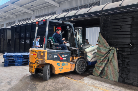 工作人员装卸从货物列车上卸下货物. 刘雅琴 摄