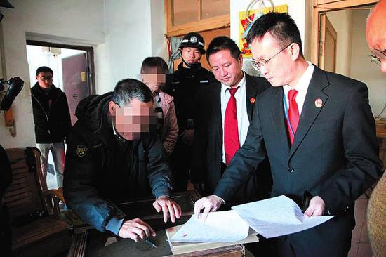 老赖卖房后耍歪招赖着不走法院强制腾房拘传3人