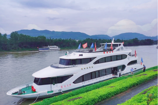 桂林漓江风景名胜区首艘五星级游船建成试航