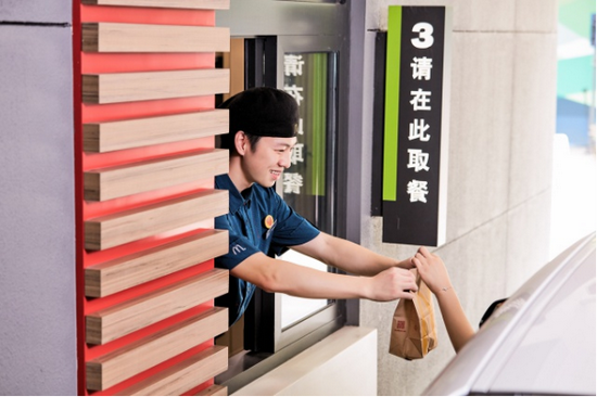 不用下车轻松取餐的全新就餐模式麦当劳南宁大学路陈东得来速餐厅盛大