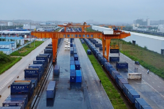 航拍南宁国际铁路港龙门吊有序地将100个白糖集装箱装上火车,确保此次