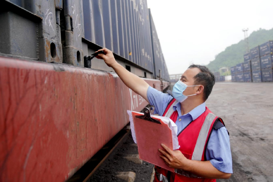 铁路货运员检查集装箱装载情况.肖宇 摄