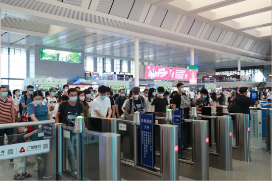 旅客有序检票进站 (于莉/摄)