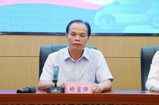 自治区文化和旅游厅副厅长赖富强在会上介绍活动相关信息 李清玲/摄