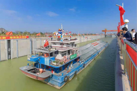 2020年12月1日西江航运干线贵港航运枢纽二线船闸工程通航