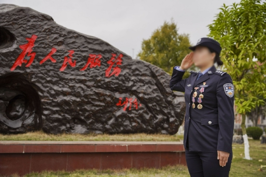 涂慧婷敬礼照片 梁鹏摄