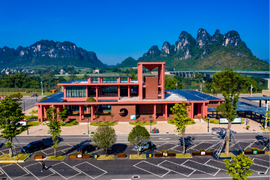 花山服务区主楼.