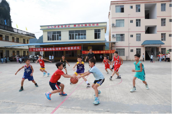 (新的篮球投入学校篮球队的训练当中)