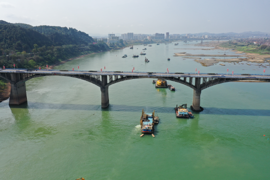 3.13梧州西江大桥施工现场.刘乘宏 摄