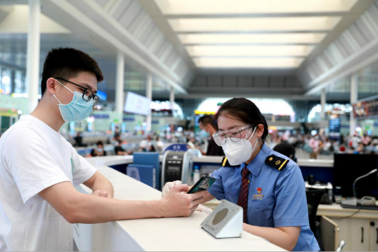 铁路工作人员为旅客解答问询 (于莉/摄)