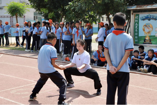 宁武小学学生在杨洁霞指导下学习中国传统武术拳法