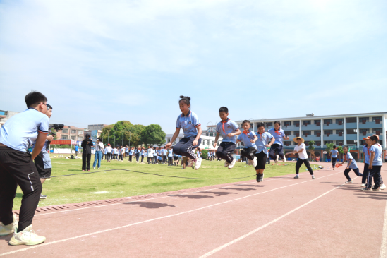 宁武小学学生开展跳长绳比赛