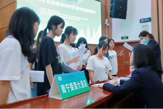同学们来到展位前详细了解用人单位需求