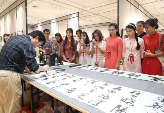 留学生观赏中国书法展示