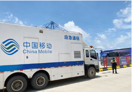 在启用仪式活动场所附近停靠的移动应急通信车 &nbsp;陆增龙/摄