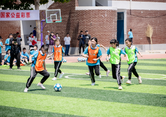 从"屋顶"到"绿茵场" 体彩成就足球梦想
