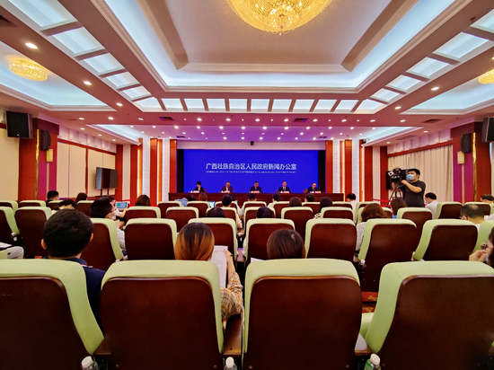 图为新闻发布会现场