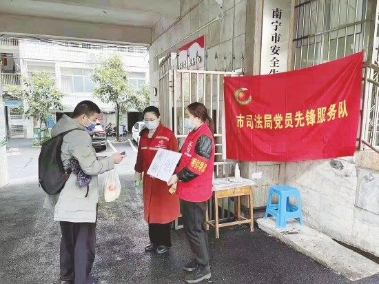 同心战疫共筑防线市直机关党员下沉社区助力疫情防控