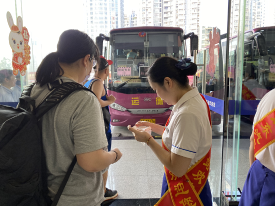  图1：乘坐中国南宁—越南河内国际直达客运车辆的旅客在南宁埌东汽车站检票上车（陆泉 摄）