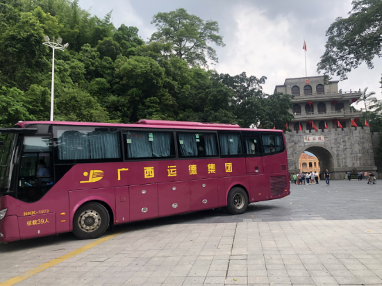  图2：中国南宁—越南河内国际直达客运车辆经中国友谊关口岸出境（陆泉 摄）