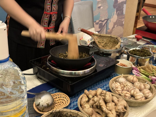 来自广西的茶艺老师在现场打油茶