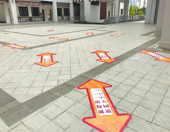 月湾路小学在校园地面粘贴了分流地贴