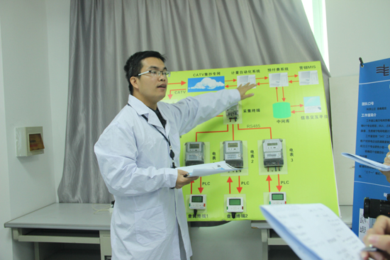 营销部工程师梁威向参观者介绍费控智能电能表操作原理