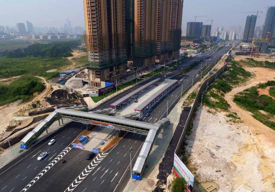 9月21日航拍的广西南宁市快速公交系统试点线路长虹路段翠竹路口站.