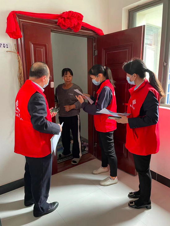 志愿者上门发放垃圾分类宣传单