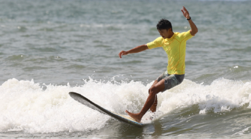 首届学青会冲浪比赛北海开赛