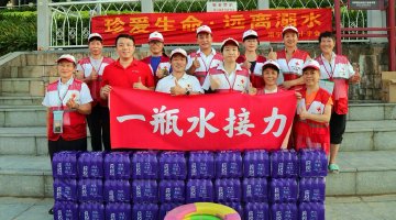 “一瓶水接力”致敬邕江邊的安全衛士