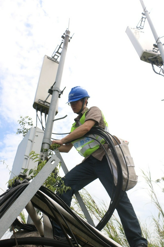 移动网络保障员直面高温烤验爬线杆山顶维护网络