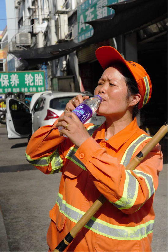 广西太古可口可乐一瓶水接力，为高温工作者人员送清凉