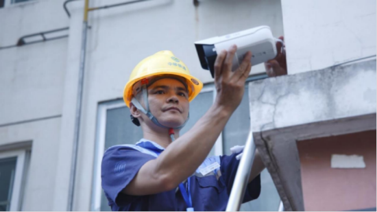 移动工作人员正在调试安装"守望工程"摄像头