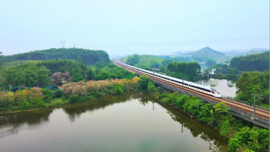 复兴动车组行驶于衡柳线鹿寨北至青茅区间（新塘水库双线桥） 柳州工务段谭政超/摄