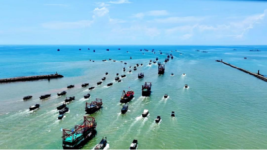 防城港市企沙渔港的渔船奔赴南海开始生产作业