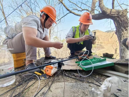 (2月21日,中国电信天峨分公司抢修人员韦芳君,田明金赶赴现场抢修熔接