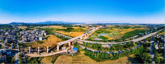 《四通八达致富路》玉林城北,高速公路、二级公路和修建中的高速铁路同框。何峰/摄