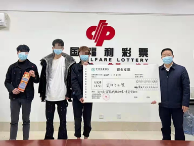 农先生和他的小伙伴一起领奖