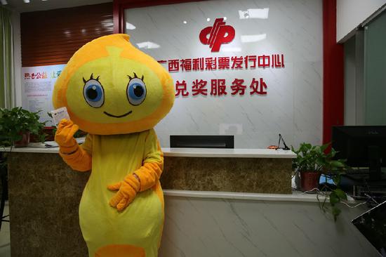 图为刘先生(化姓)手持中奖彩票