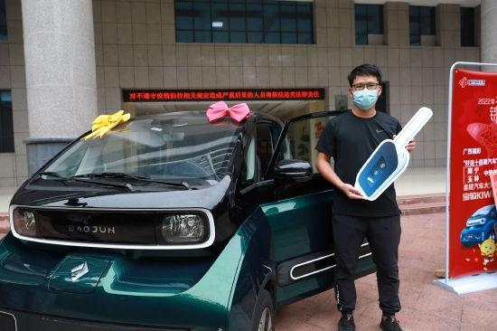 "好运十倍赢汽车"活动首汽车中奖者现身领奖,好运汽车直接开回家