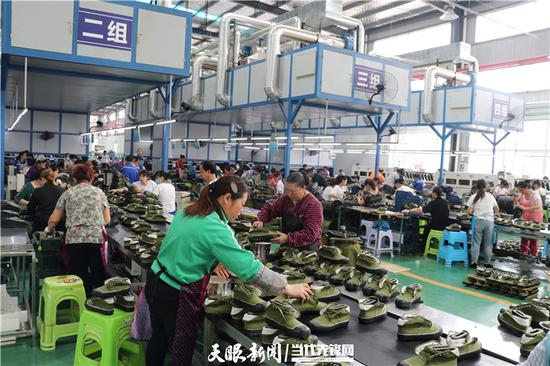 七星关经开区陆海龙腾制鞋厂工人正在加班加点赶制解放鞋