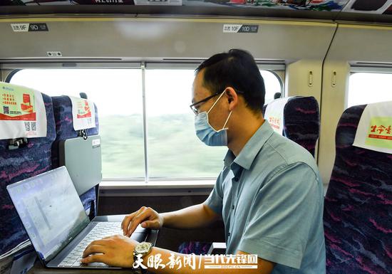 一名乘客在c6031次高铁列车上使用笔记本电脑