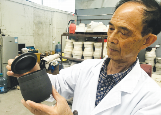 本报讯(记者贾华)我省一位著名雕刻艺术大师胡正德历时32年发明的黑砂