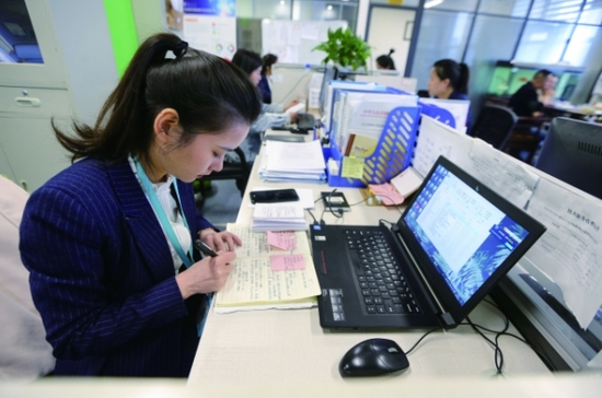 作为公司客服主管,钟婉欢的工作非常忙碌.