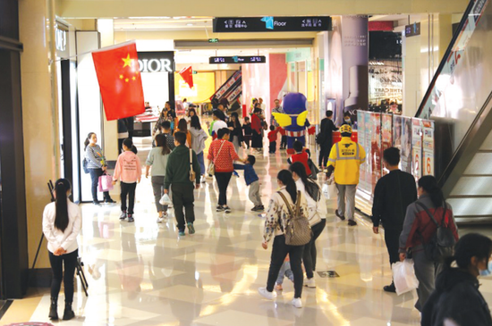 亨特国际城市广场内人流如织.