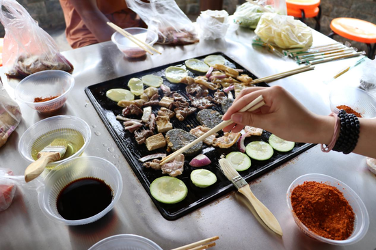 游客正在体验户外烧烤