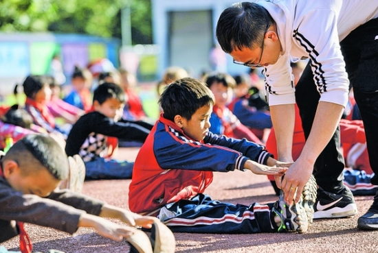 大歹小学学生在新建的操场上体育课. 贵阳日报融媒体记者 郑宇潇 摄