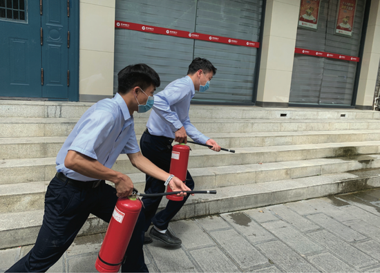 隔壁饮食店突发火灾 贵州银行员工挺身灭火