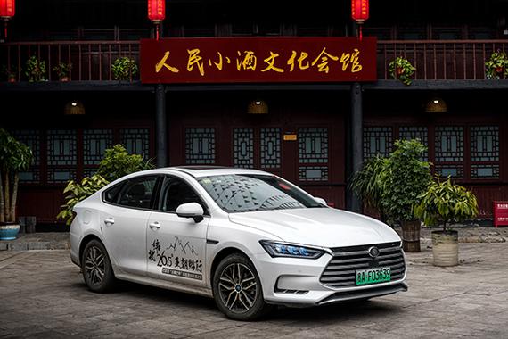 晚上随意找一家农家乐,吃一碗火腿白果炖土鸡,品一口人民小酒.